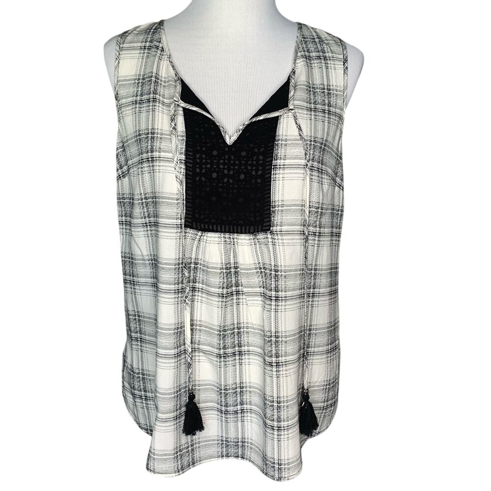 DR2 (Daniel Rainn) Cream & Black Plaid V-neck Top Sz Medium
